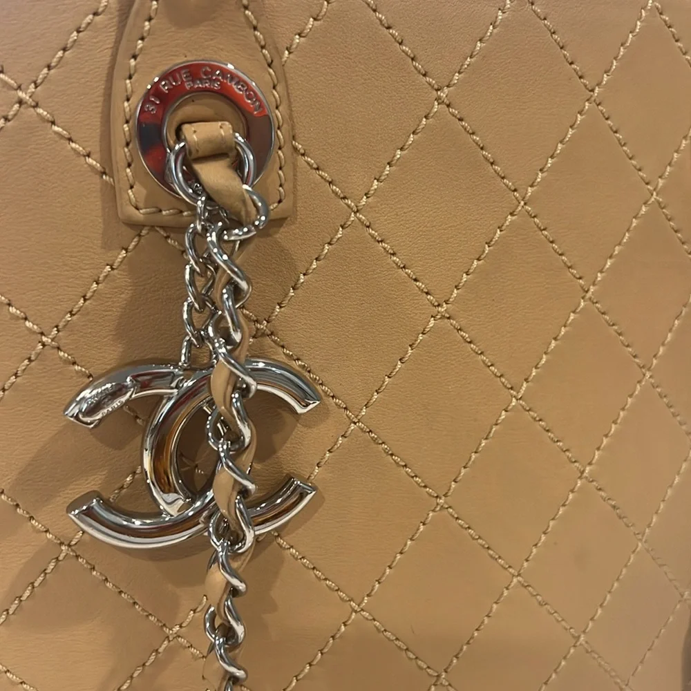 CHANEL Matelasse Chain Tote Bag Leather Beige Silver - Picture 6 of 16